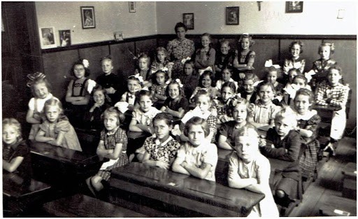 Een klein meisje in de stad