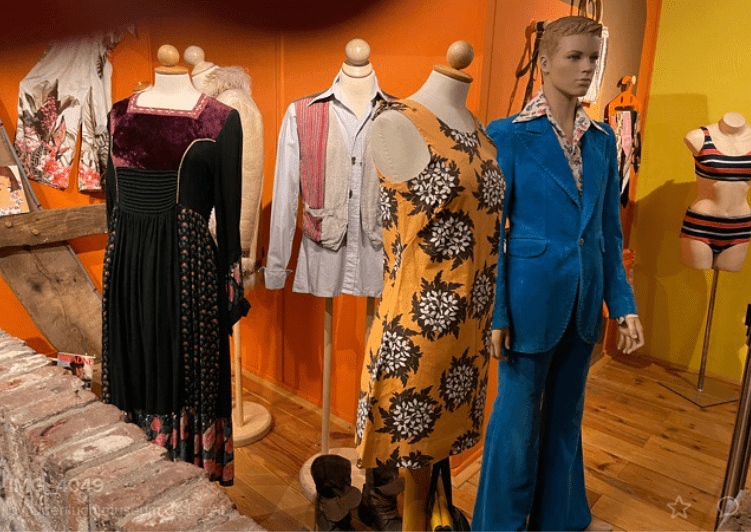 Tentoonstelling kleding in de jaren 1970