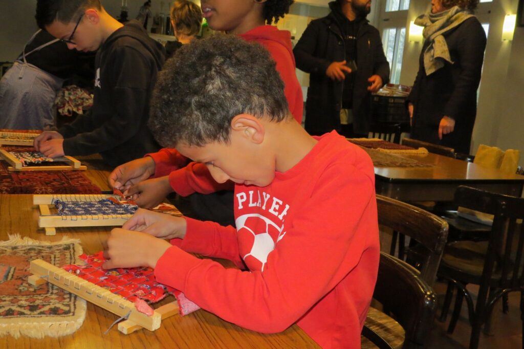 Kind is aan het weven tijdens Schoolproject