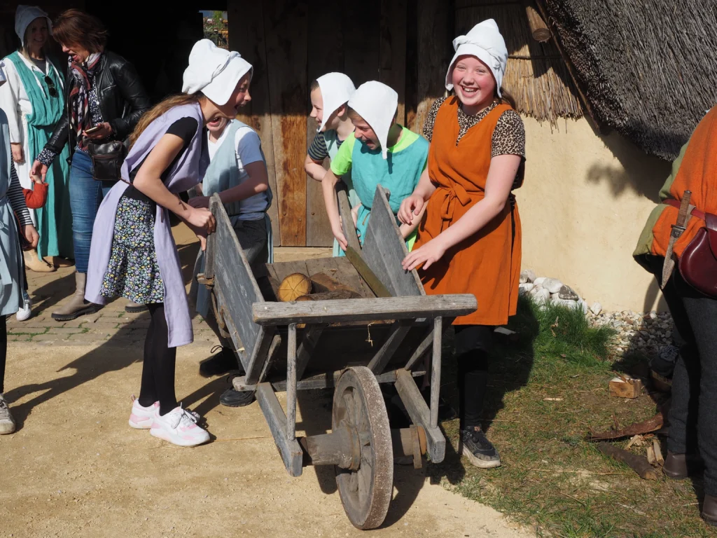 Kinderen met hout bij Middeleeuwen