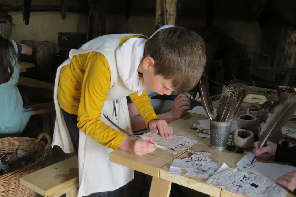 Kinderen schrijven in de middeleeuwen