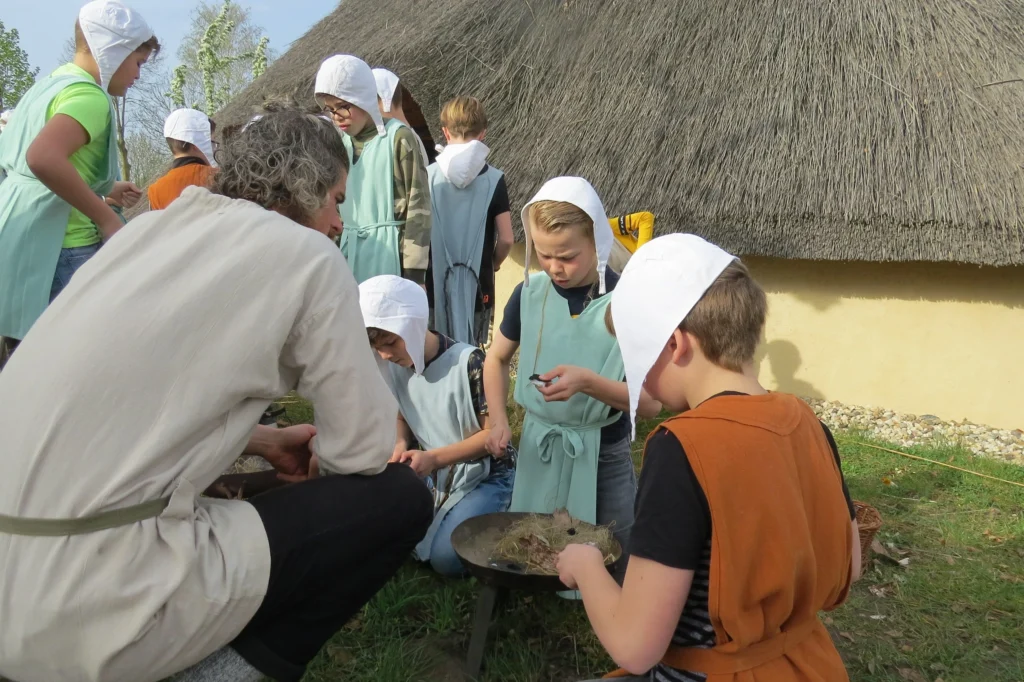 Kinderen maken vuur in de middeleeuwen