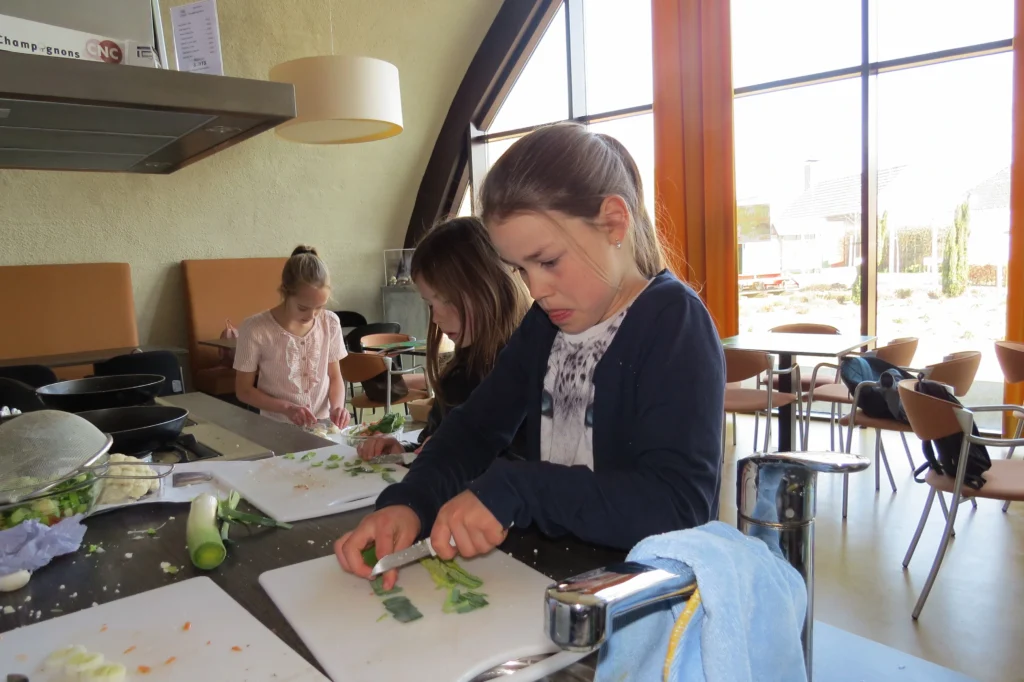 Kinderen koken bij project Van Land tot Klant
