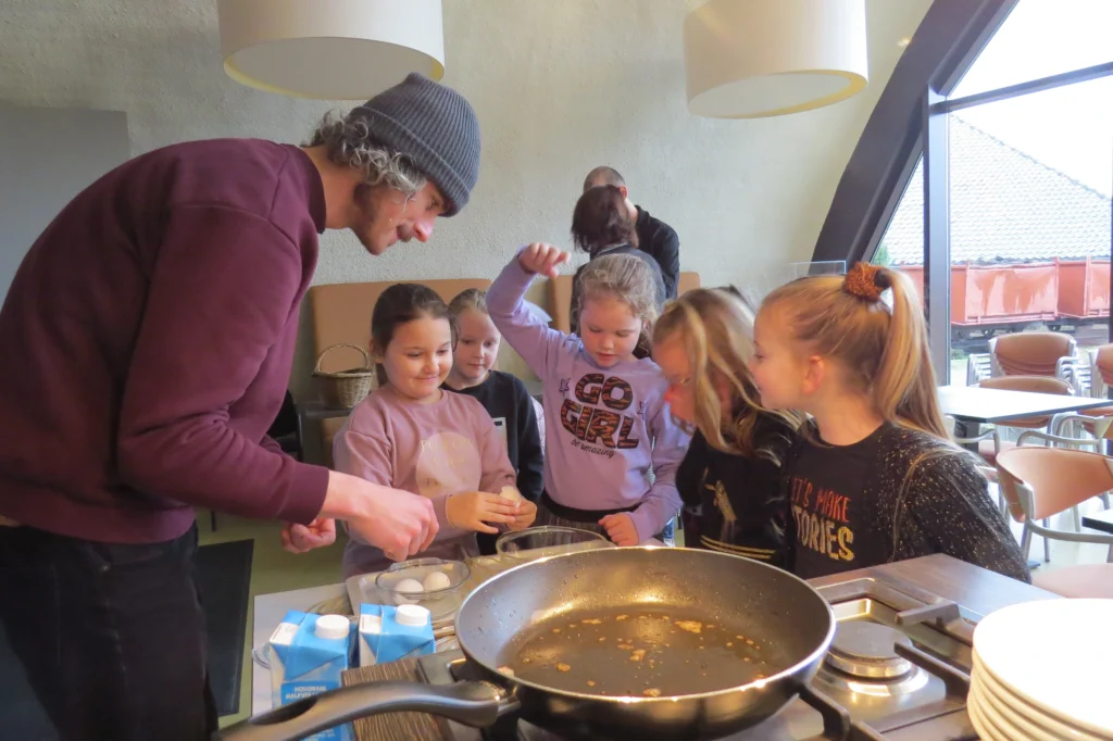 Kinderen koken bij project Van Land tot Klant
