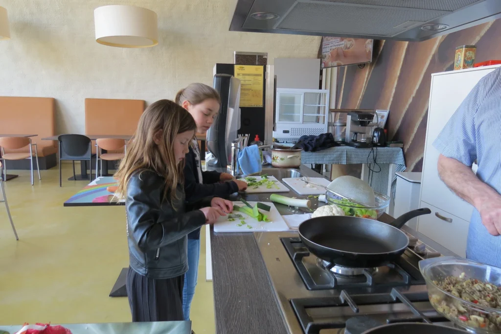 Kinderen koken bij project Van Land tot Klant
